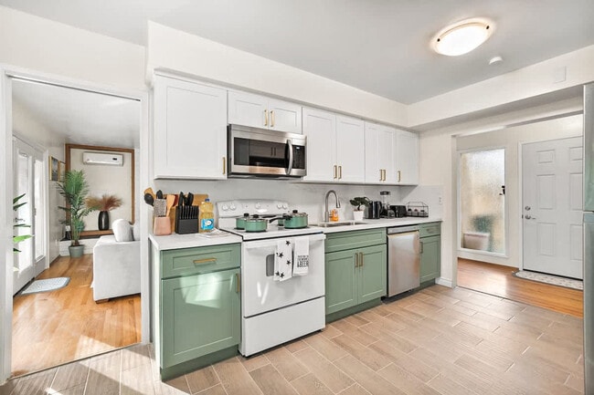 Building Photo - 4989 Randlett Dr