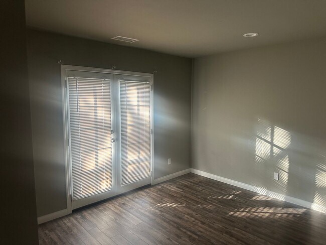 Building Photo - Charming 3 Bedroom 2 bathroom back house in the heart of San Diego's most desirable neighborhoods!