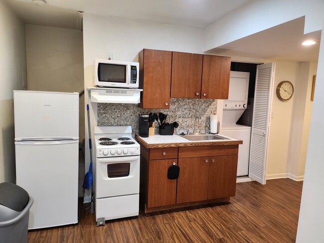 Full kitchen - 3007 20th St NE