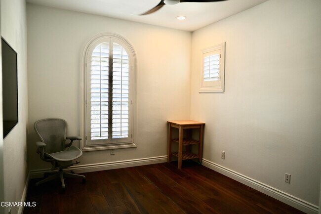 Building Photo - 6072 Mandeville Pl