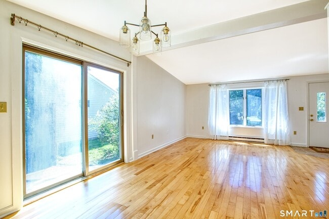 Building Photo - 25 Oakview Cir