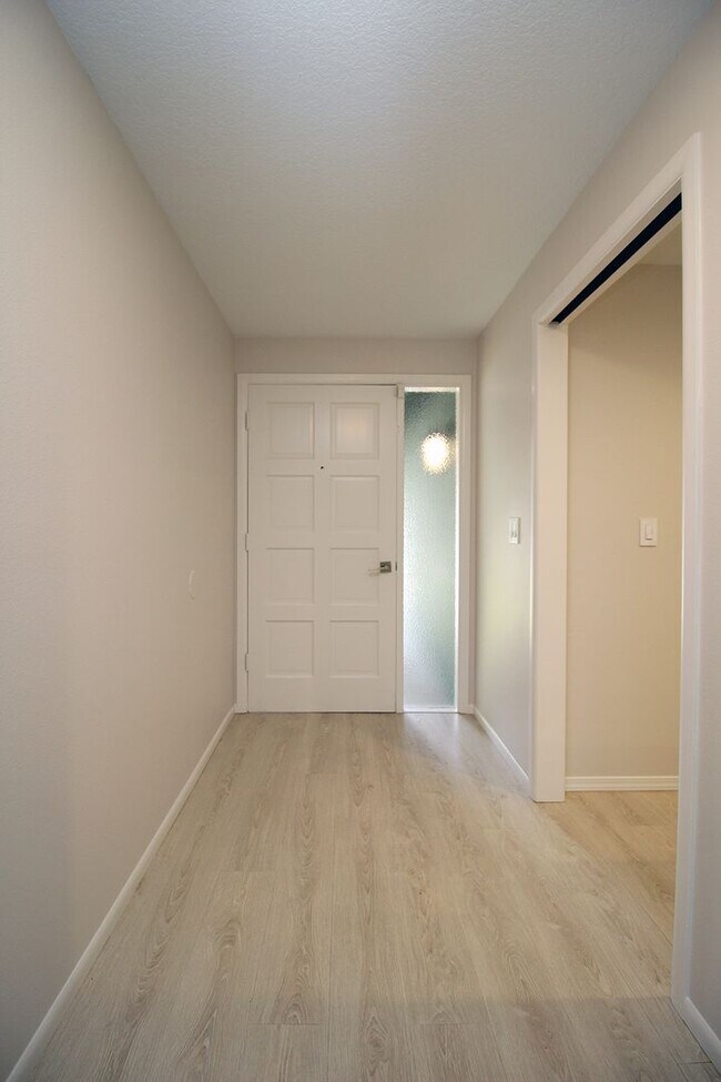 Building Photo - Freshly Remodeled Sprawling 3 Bed, 2 Bath ...