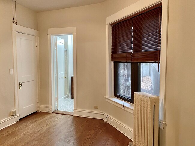 Building Photo - 909 W Gordon Terrace