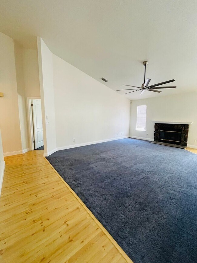 Building Photo - $2450 - 3 Bed/2 Bath Home in a Beautiful Neighborhood