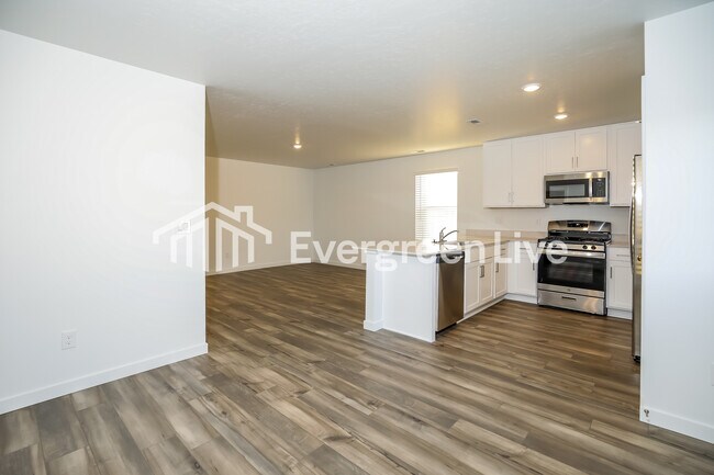 Building Photo - 323 Lightning Ave