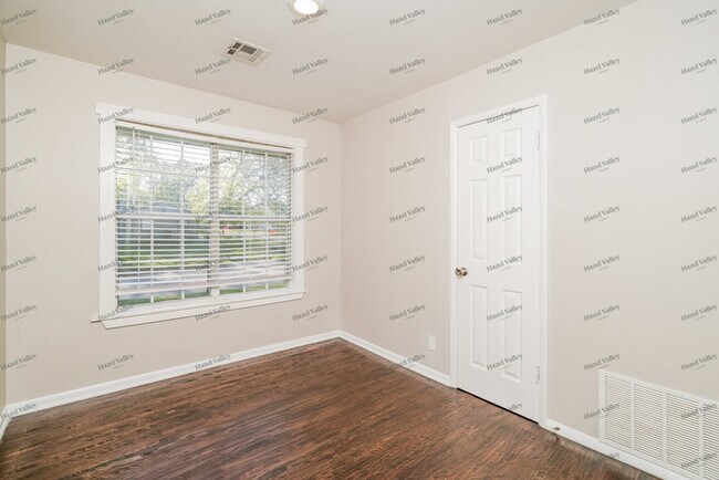 Building Photo - 2471 N Pittsburg Ave