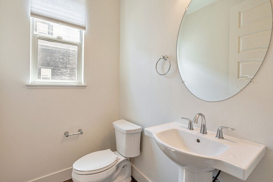Building Photo - 457 Diller St