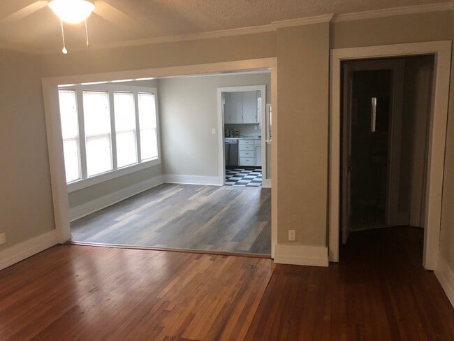 Building Photo - Cute 2 bed, 1 1/2 bathroom house in betwee...