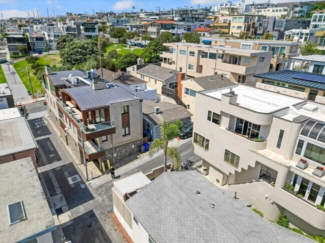 Building Photo - 218 25th Pl