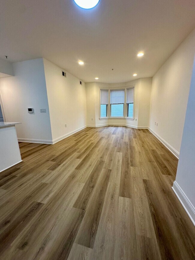 Building Photo - 5 Monitor St