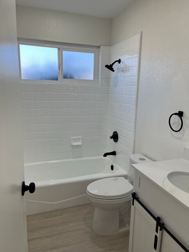 Building Photo - 784