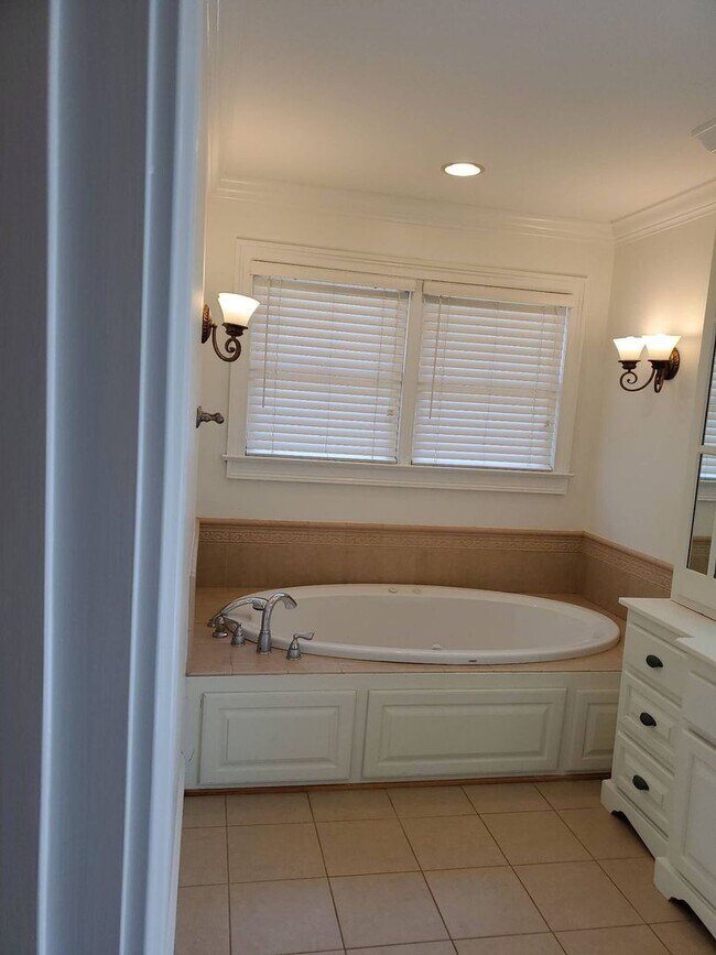 Building Photo - Spacious home in the Augusta Road Community - Lawn care included!