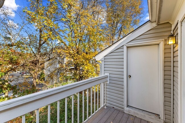 Building Photo - Top Floor Condo with Fireplace and Open Floorplan! Assigned Parking!