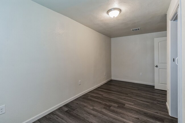 Building Photo - FOR LEASE 2/1  CORNER HOME