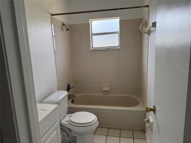 Building Photo - 925 Derbyshire Dr