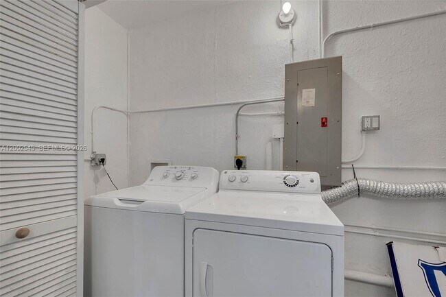 Building Photo - 3604 SW 60th Ave