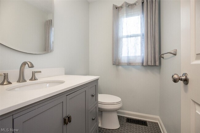 Building Photo - 7528 Lakedge Ct