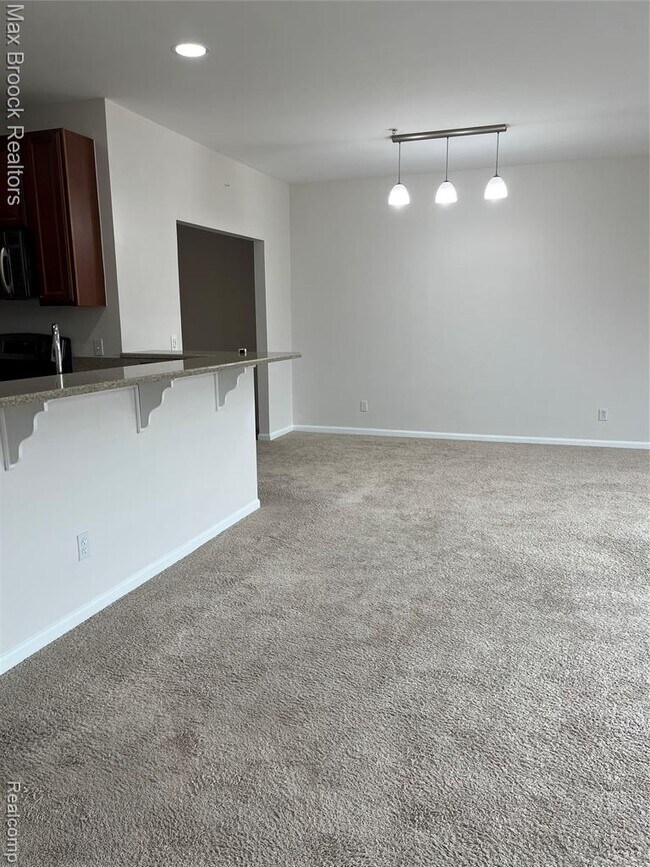 Building Photo - 3255 Camden Dr