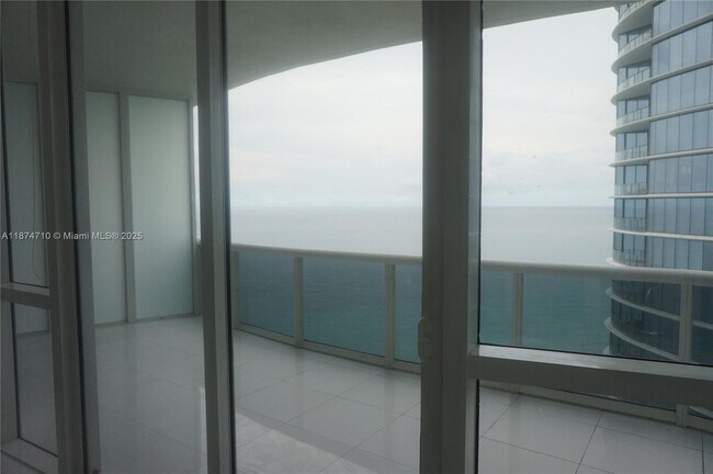 Building Photo - 15811 Collins Ave