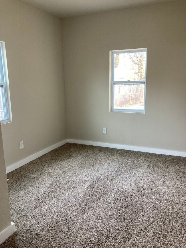 Building Photo - Spacious 3-Bedroom, 1-Bath Home - East Side Location