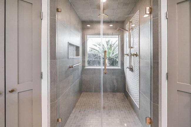Building Photo - Gorgeous private home on 3 acres in Richmond. Enter through the gated access to your fully fenced...