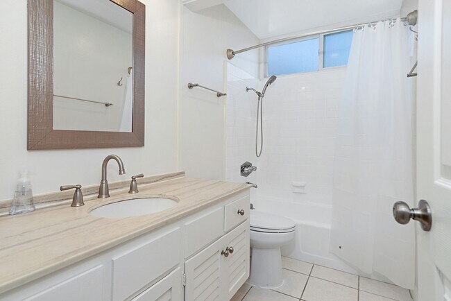 Building Photo - Beautiful & Large Home in Quiet Gatewood Hills - Private Backyard - 2-Car Garage