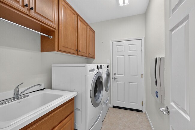 Building Photo - 60440 Juniper Ln