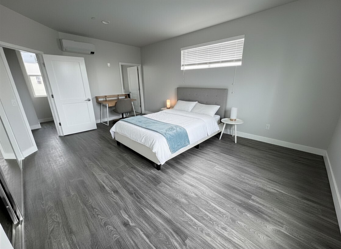 Building Photo - 1298 W 37th St