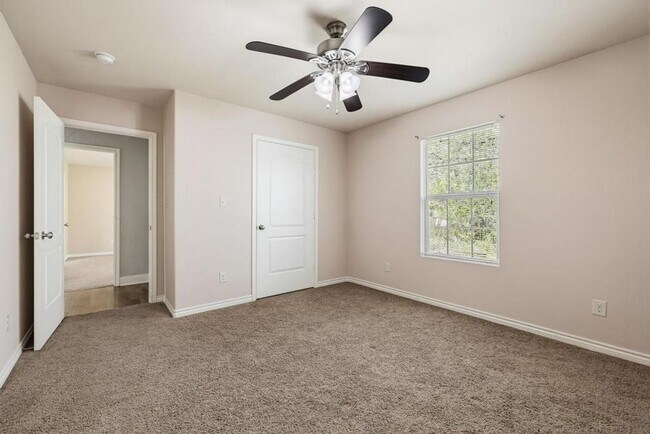 Building Photo - Step into comfort and modern convenience with this charming 3-bedroom, 2-bathroom home in Sherman...