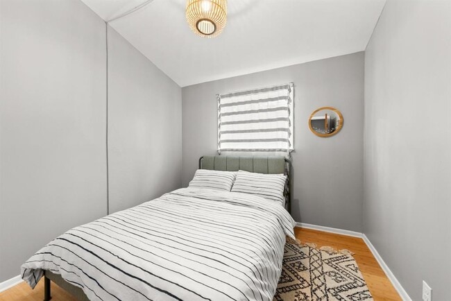 Building Photo - 28 W Inwood Forest Dr