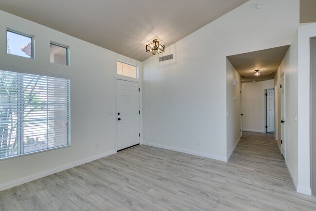 Building Photo - Fully upgraded 3 bedroom house on large lo...