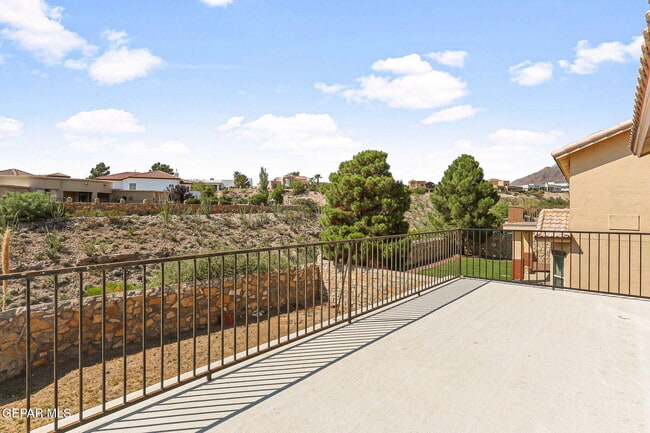 Building Photo - 951 Via Descanso Dr