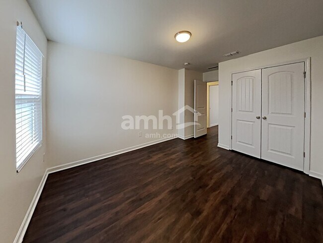 Building Photo - 3321 Milkweed Dr
