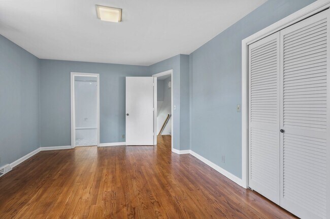 Building Photo - Eye Catching Large 4-Bedroom Home in Murfr...