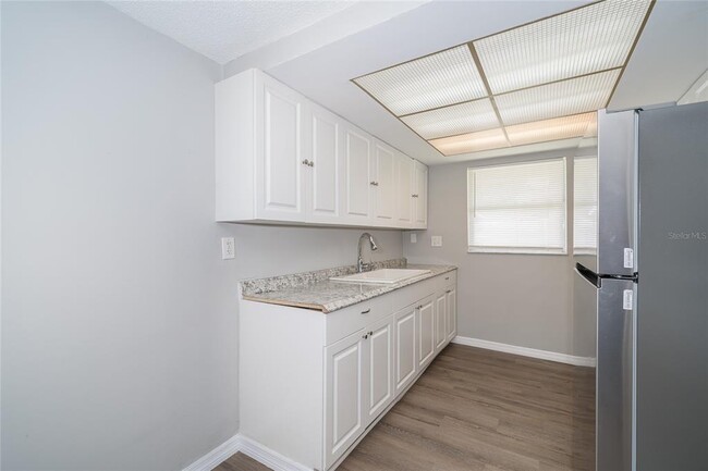 Building Photo - 7911 Foxwood Dr