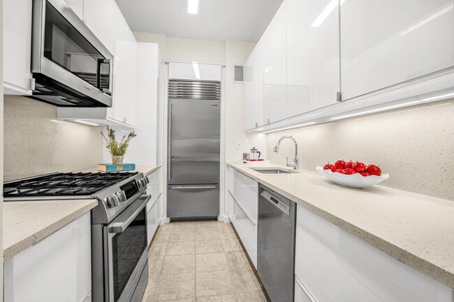Building Photo - 62 W 62nd St