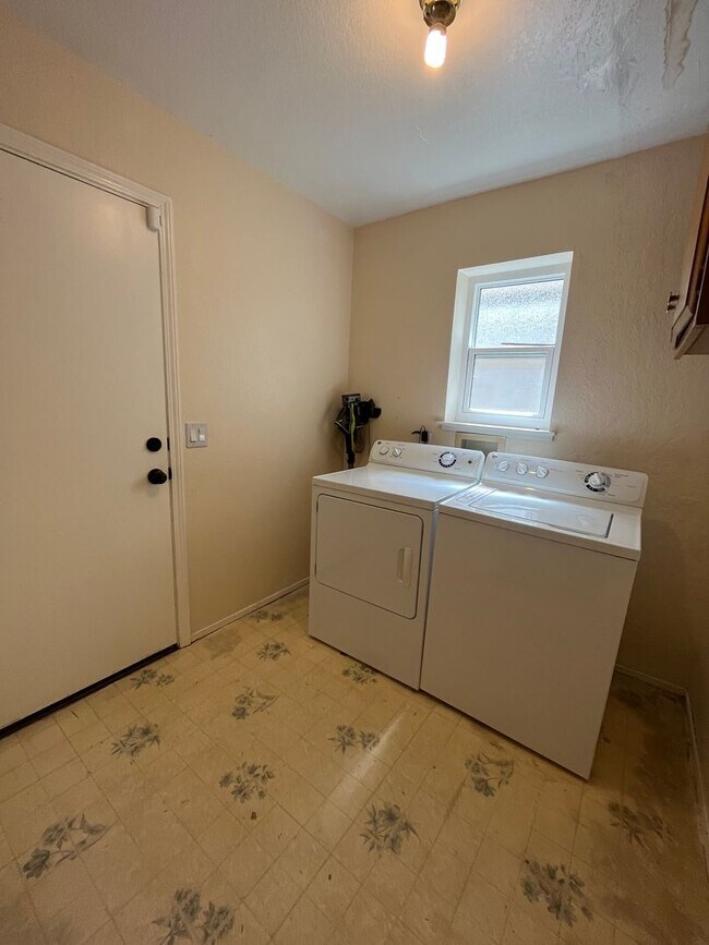 Building Photo - Spacious 3bed 2.5bath 2 story home available now!