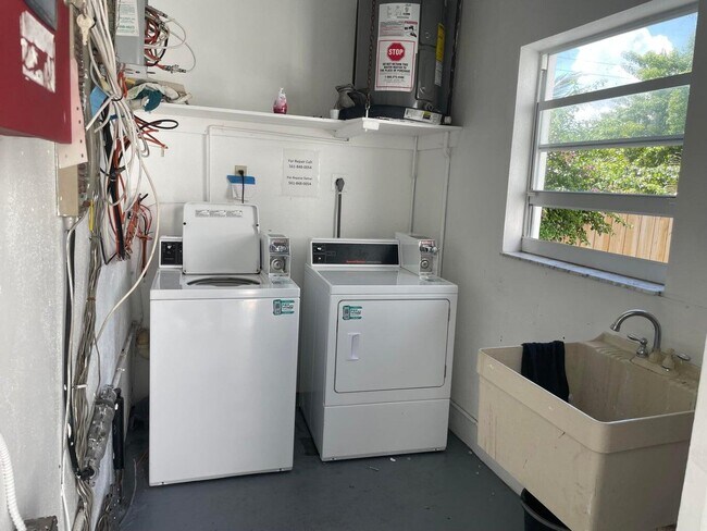 Building Photo - 420 W Palm St