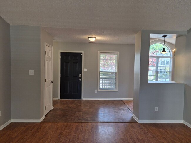 Building Photo - NEW LISTING!!!!!