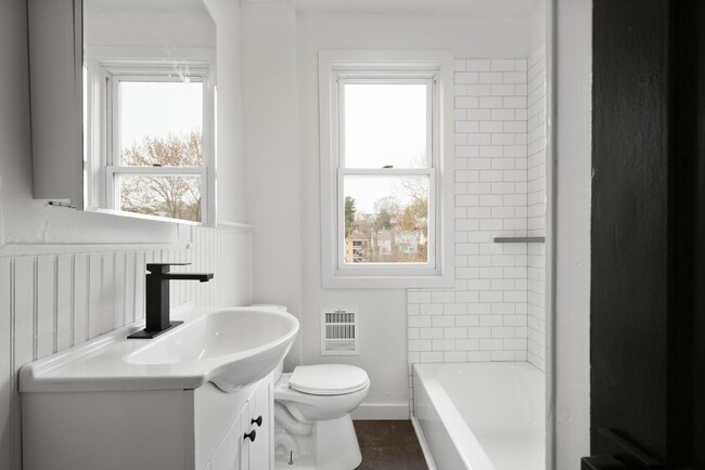 Building Photo - COMING JUNE 1ST!! RENOVATED 1-BEDROOM IN D...
