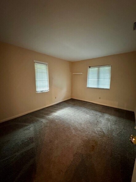 Building Photo - 156 Live Oak Ct