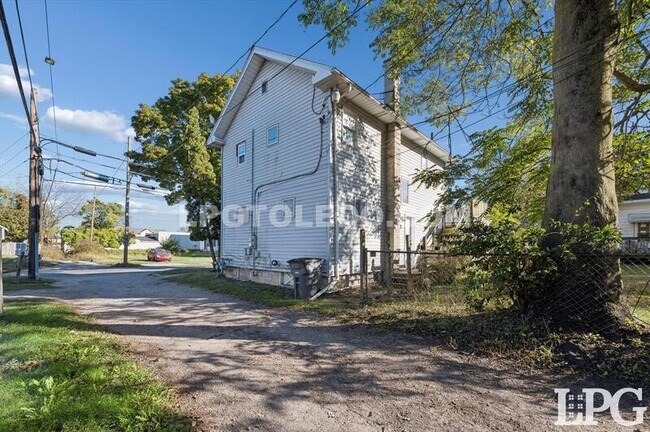 Building Photo - 4013 Caroline Ave