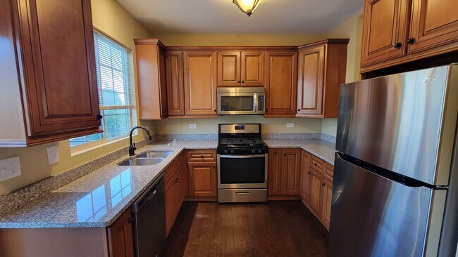 Building Photo - STUNNING LUXURY TOWNHOME 3 BEDROOM, 2 FULL...