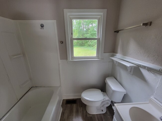 Building Photo - 2 Bedroom 1 Bathroom House!