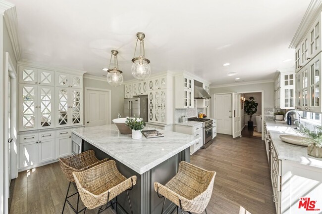 Building Photo - 2107 Coldwater Canyon Dr