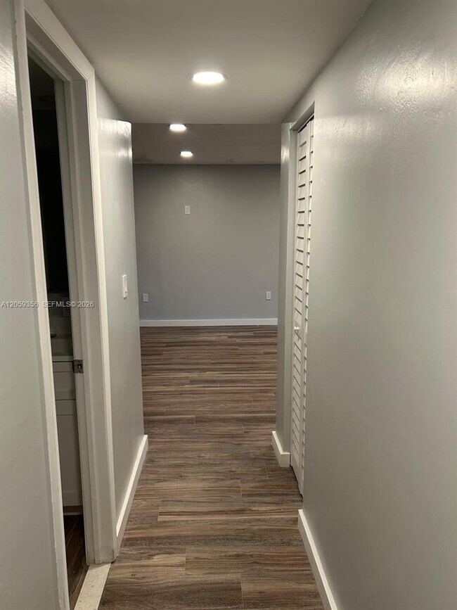 Building Photo - 9320 Fontainebleau Blvd