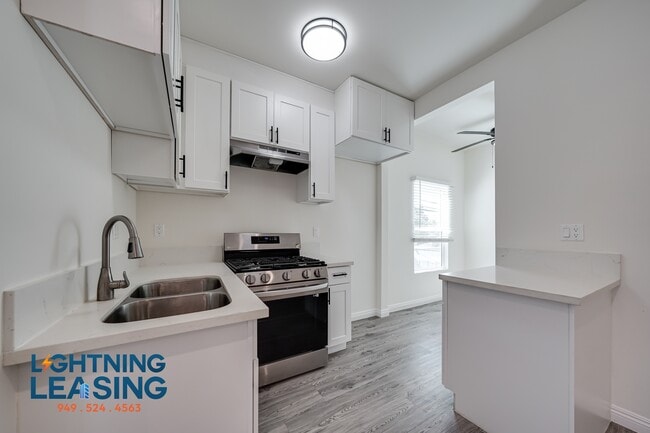 Building Photo - 402 N Coronado St