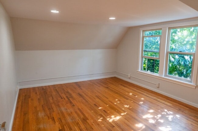 Building Photo - 4Bd/2Ba Seattle House