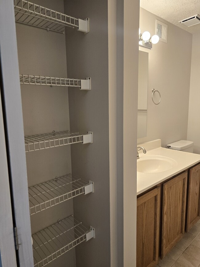 Building Photo - 5586 Talbot Ct
