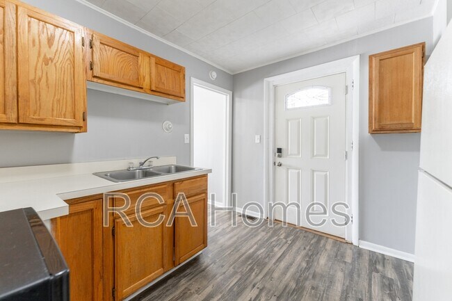 Primary Photo - 906 Laurel St